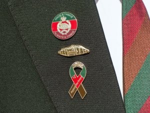 Close up of John Harvey's badges (1st Royal Tank Regiment)